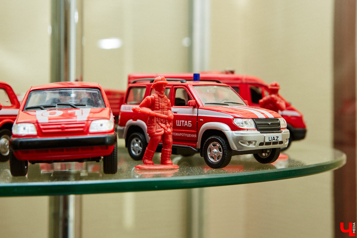 Около 80 пожарных и спасательных мини-автомобилей заняли рабочий кабинет Павла Литова. Заместитель начальника ГУ МЧС России по Владимирской области должен иметь маленькое хобби. Особенно когда цель у него большая — сохранить память о раритетной пожарной технике, на которой сам когда-то начинал работать. Об истории своих любимых моделей Павел Литов рассказал «Ключ-Медиа». Шикарные фото прилагаются.