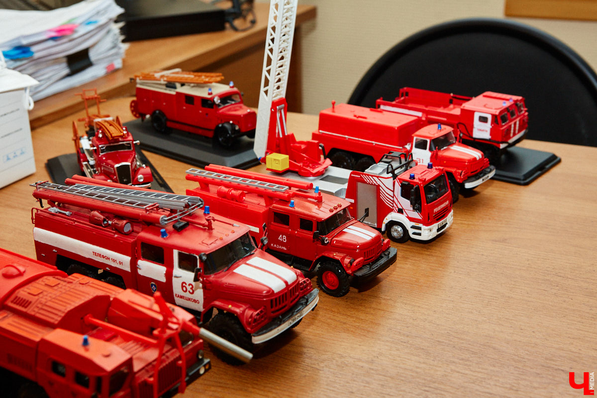 Около 80 пожарных и спасательных мини-автомобилей заняли рабочий кабинет Павла Литова. Заместитель начальника ГУ МЧС России по Владимирской области должен иметь маленькое хобби. Особенно когда цель у него большая — сохранить память о раритетной пожарной технике, на которой сам когда-то начинал работать. Об истории своих любимых моделей Павел Литов рассказал «Ключ-Медиа». Шикарные фото прилагаются.