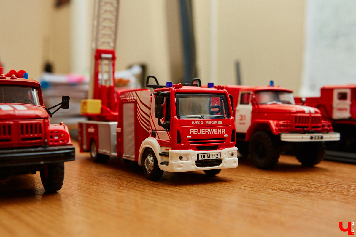Около 80 пожарных и спасательных мини-автомобилей заняли рабочий кабинет Павла Литова. Заместитель начальника ГУ МЧС России по Владимирской области должен иметь маленькое хобби. Особенно когда цель у него большая — сохранить память о раритетной пожарной технике, на которой сам когда-то начинал работать. Об истории своих любимых моделей Павел Литов рассказал «Ключ-Медиа». Шикарные фото прилагаются.