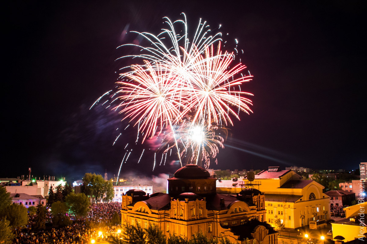 Муром ворвался в топ самых романтичных городов России. Места на пьедестале почёта распределились следующим образом: первое без сюрпризов занял Санкт-Петербург, на втором расположился наш Муром, третье досталось Екатеринбургу. «Ключ-Медиа» составил свой список романтичных мест в Муроме, где можно организовать свидание.