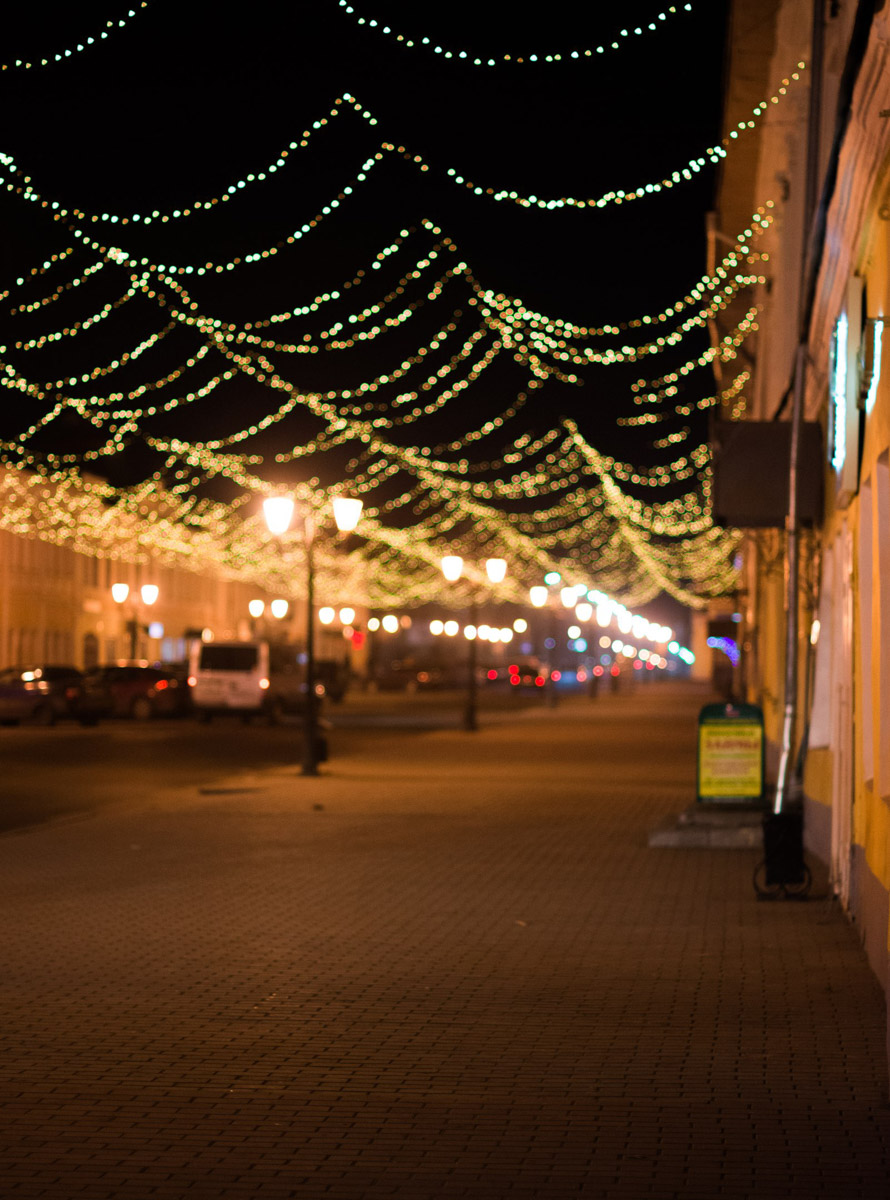 Муром ворвался в топ самых романтичных городов России. Места на пьедестале почёта распределились следующим образом: первое без сюрпризов занял Санкт-Петербург, на втором расположился наш Муром, третье досталось Екатеринбургу. «Ключ-Медиа» составил свой список романтичных мест в Муроме, где можно организовать свидание.