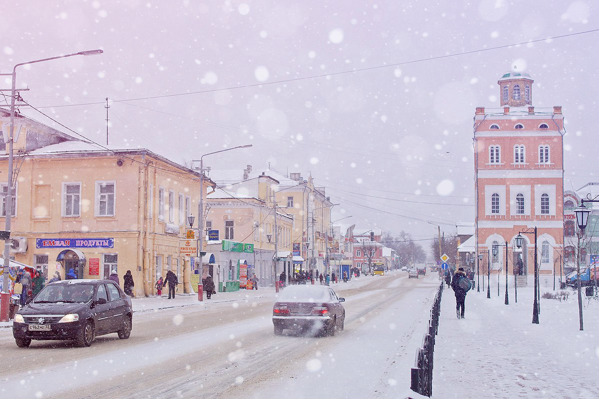 Муром ворвался в топ самых романтичных городов России. Места на пьедестале почёта распределились следующим образом: первое без сюрпризов занял Санкт-Петербург, на втором расположился наш Муром, третье досталось Екатеринбургу. «Ключ-Медиа» составил свой список романтичных мест в Муроме, где можно организовать свидание.