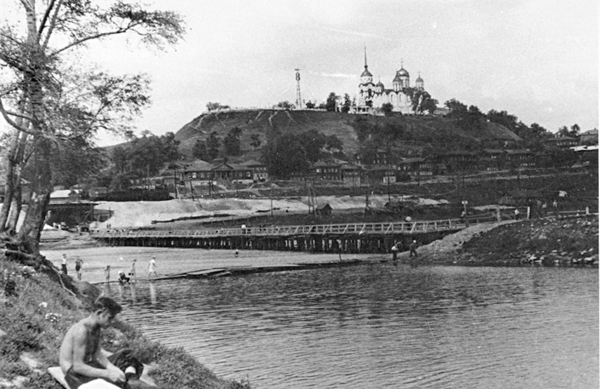 Мечтать о мосте через Клязьму — это норма. Сейчас хотелось бы второй построить, а когда-то чаяли увидеть хоть один, но надежный. Вспомним историю самого важного городского моста.