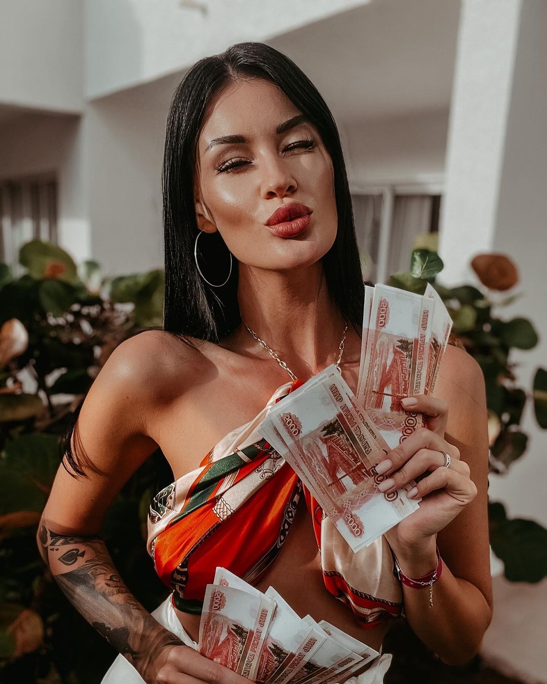 Местную целевую аудиторию SMM-специалист и наставник Анна Шиш изучила детально, а что мы знаем о блогерах? Как они живут и работают, взаимодействуют с подписчиками, проводят розыгрыши? Девушка делится откровениями о красивой жизни Insta-юзера в «Неудобных вопросах» для «Ключ-Медиа».