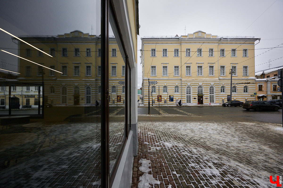 Яркой, незабываемой страницей стал Владимир для пылкого губернатора Ивана Долгорукова. Князь потерял здесь и три года оплакивал свою первую жену, а потом при весьма романтических обстоятельствах обрел вторую.