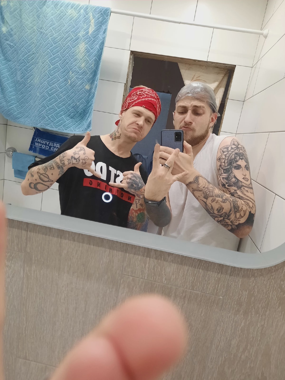 Мужчины во Владимире бывают разные: синие, белые, красные. В тренде последнего времени – окрашенные волосы у представителей сильного пола. В нашем городе такие тоже имеются. Кто и почему решается сменить имидж и теперь ходит с цветной головой?