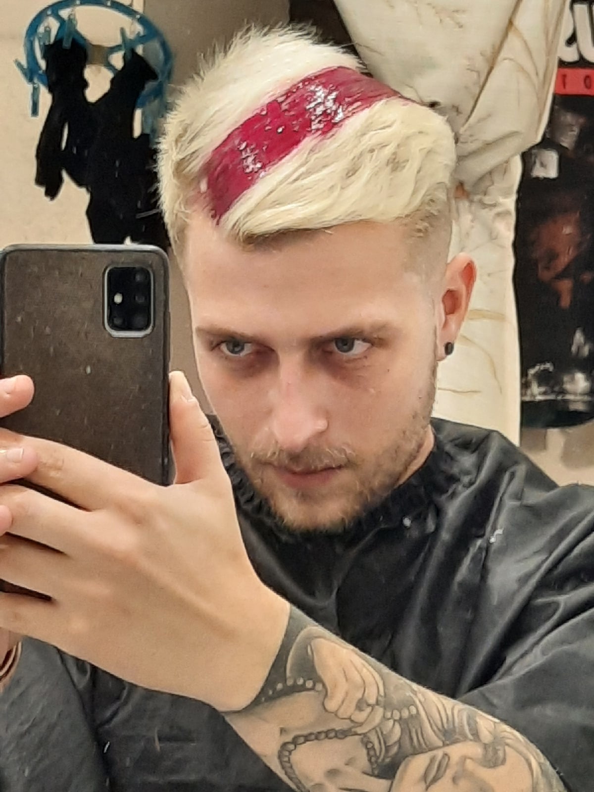 Мужчины во Владимире бывают разные: синие, белые, красные. В тренде последнего времени – окрашенные волосы у представителей сильного пола. В нашем городе такие тоже имеются. Кто и почему решается сменить имидж и теперь ходит с цветной головой?