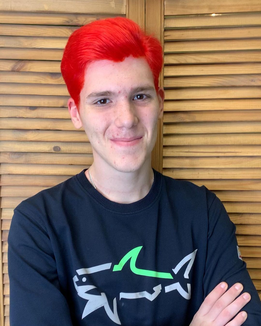 Мужчины во Владимире бывают разные: синие, белые, красные. В тренде последнего времени – окрашенные волосы у представителей сильного пола. В нашем городе такие тоже имеются. Кто и почему решается сменить имидж и теперь ходит с цветной головой?