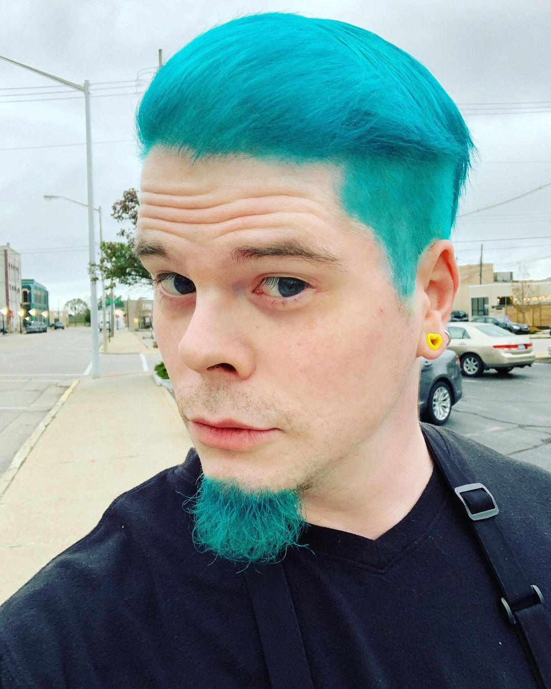 Мужчины во Владимире бывают разные: синие, белые, красные. В тренде последнего времени – окрашенные волосы у представителей сильного пола. В нашем городе такие тоже имеются. Кто и почему решается сменить имидж и теперь ходит с цветной головой?