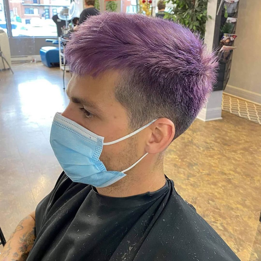 Мужчины во Владимире бывают разные: синие, белые, красные. В тренде последнего времени – окрашенные волосы у представителей сильного пола. В нашем городе такие тоже имеются. Кто и почему решается сменить имидж и теперь ходит с цветной головой?