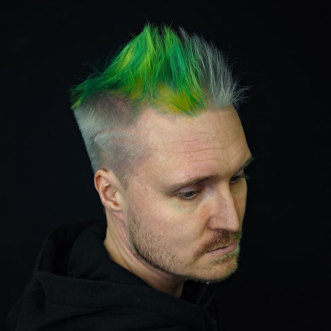 Мужчины во Владимире бывают разные: синие, белые, красные. В тренде последнего времени – окрашенные волосы у представителей сильного пола. В нашем городе такие тоже имеются. Кто и почему решается сменить имидж и теперь ходит с цветной головой?