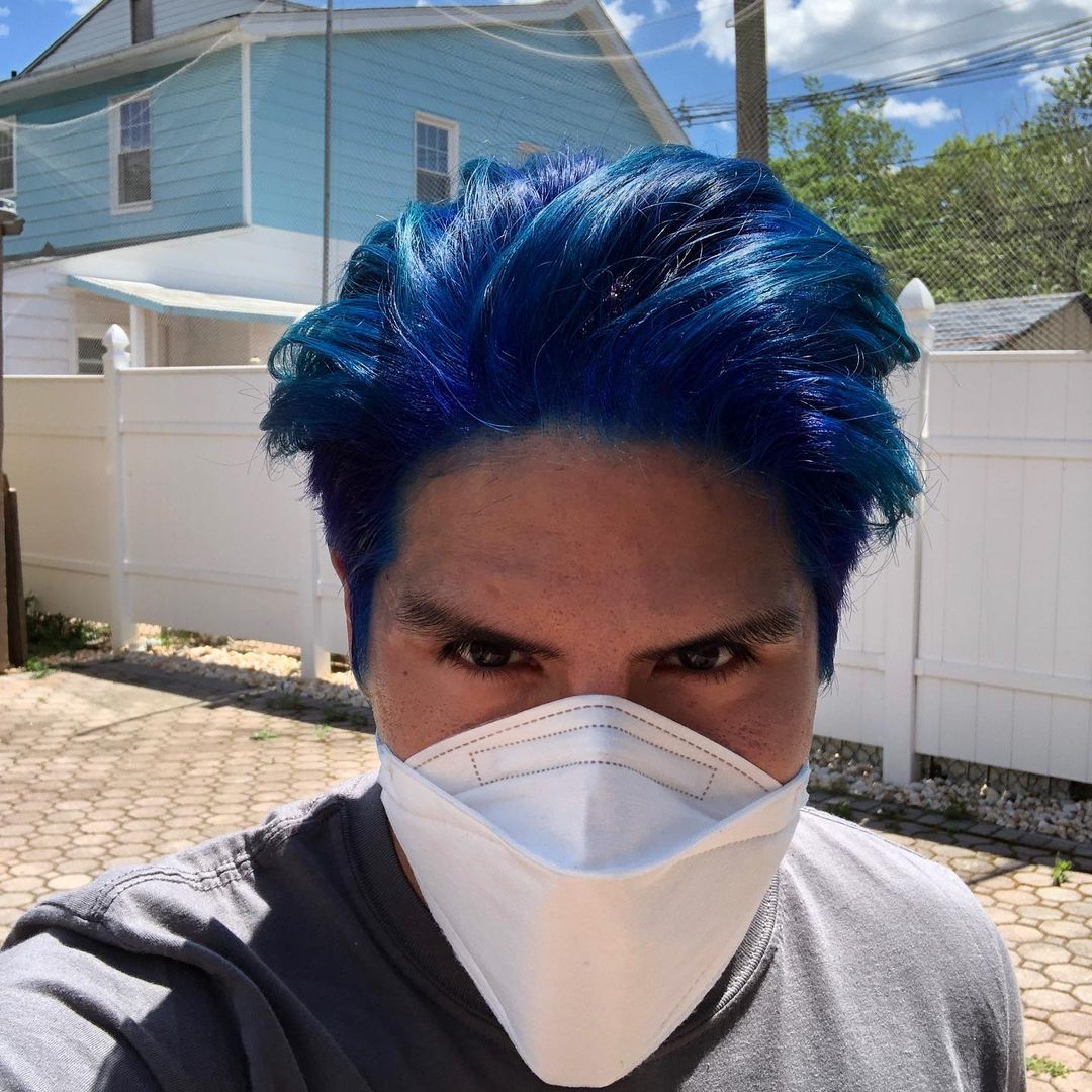 Мужчины во Владимире бывают разные: синие, белые, красные. В тренде последнего времени – окрашенные волосы у представителей сильного пола. В нашем городе такие тоже имеются. Кто и почему решается сменить имидж и теперь ходит с цветной головой?