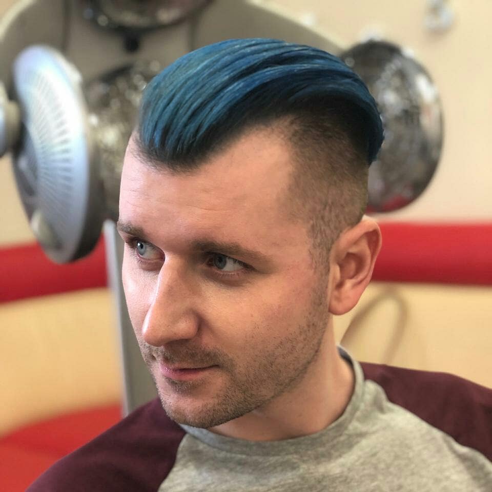 Мужчины во Владимире бывают разные: синие, белые, красные. В тренде последнего времени – окрашенные волосы у представителей сильного пола. В нашем городе такие тоже имеются. Кто и почему решается сменить имидж и теперь ходит с цветной головой?