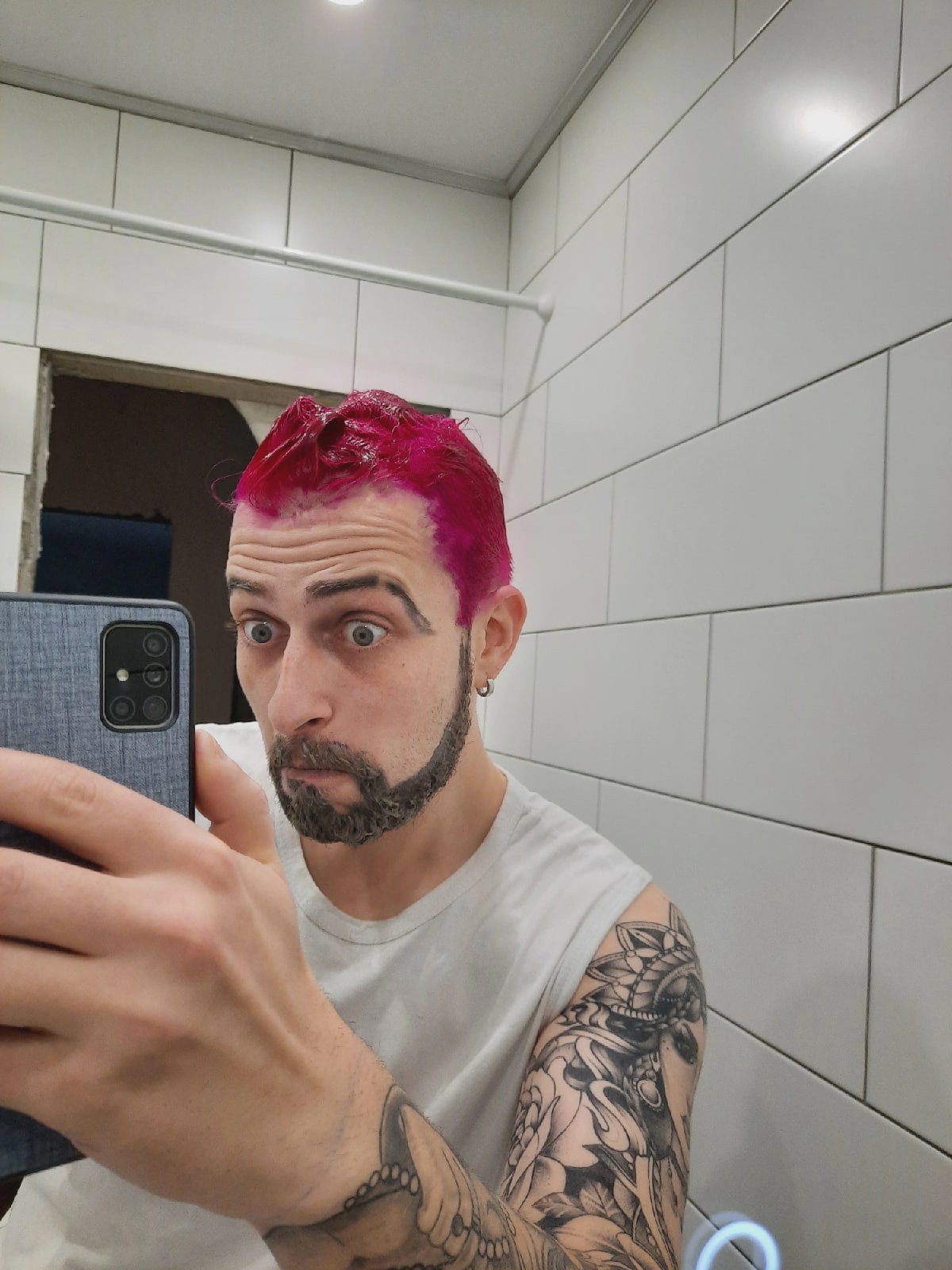 Мужчины во Владимире бывают разные: синие, белые, красные. В тренде последнего времени – окрашенные волосы у представителей сильного пола. В нашем городе такие тоже имеются. Кто и почему решается сменить имидж и теперь ходит с цветной головой?