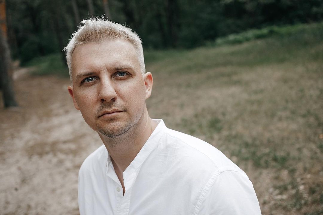 Мужчины во Владимире бывают разные: синие, белые, красные. В тренде последнего времени – окрашенные волосы у представителей сильного пола. В нашем городе такие тоже имеются. Кто и почему решается сменить имидж и теперь ходит с цветной головой?