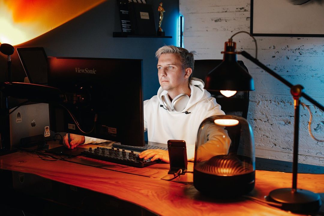 Мужчины во Владимире бывают разные: синие, белые, красные. В тренде последнего времени – окрашенные волосы у представителей сильного пола. В нашем городе такие тоже имеются. Кто и почему решается сменить имидж и теперь ходит с цветной головой?