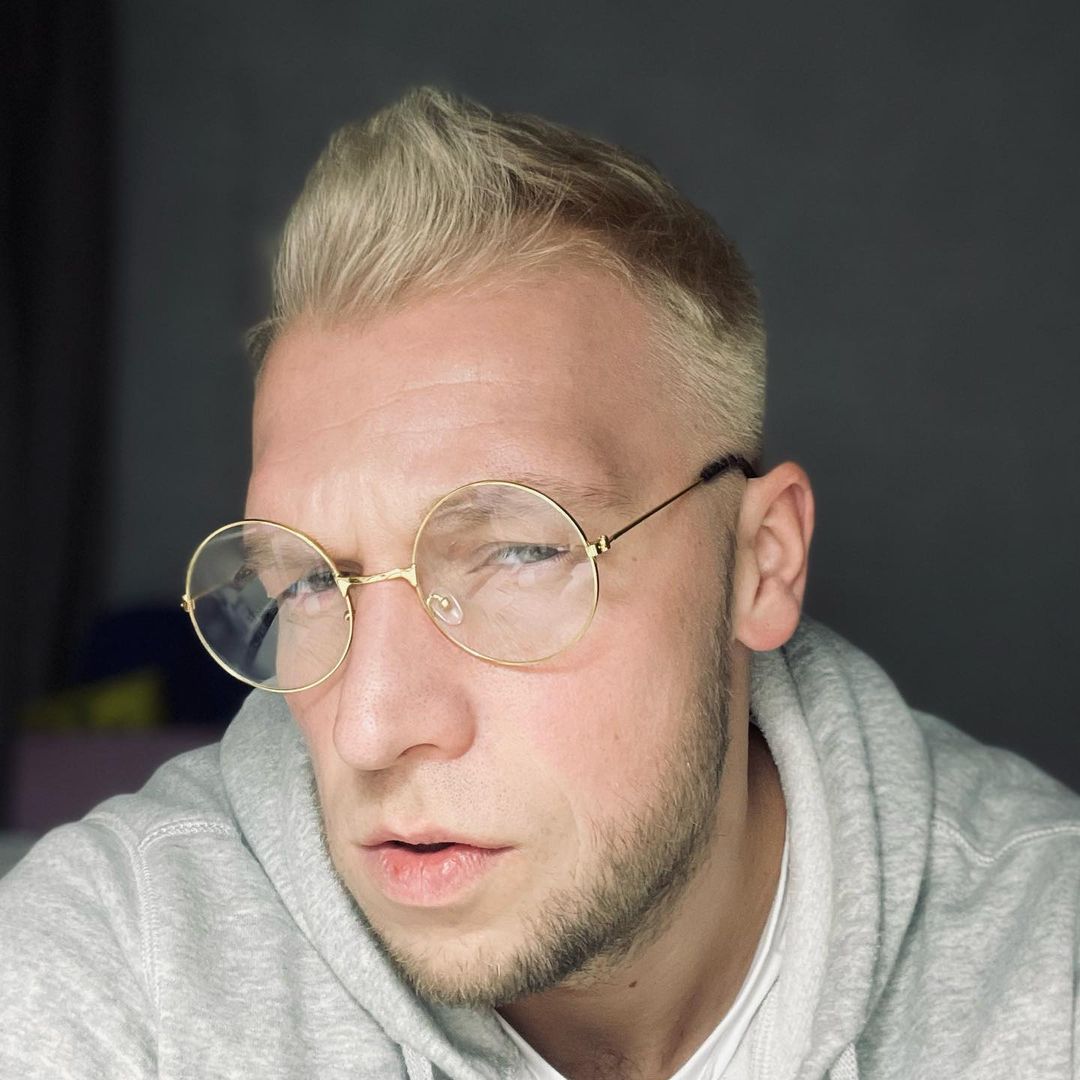 Мужчины во Владимире бывают разные: синие, белые, красные. В тренде последнего времени – окрашенные волосы у представителей сильного пола. В нашем городе такие тоже имеются. Кто и почему решается сменить имидж и теперь ходит с цветной головой?