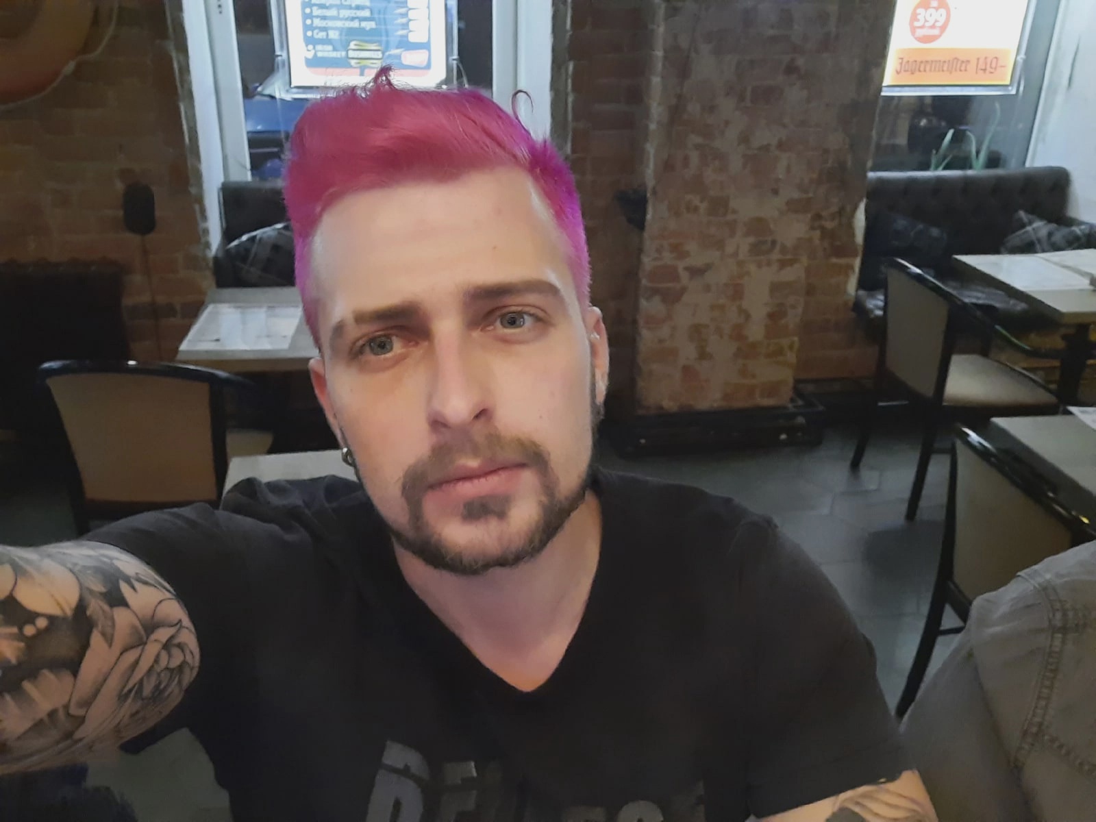 Мужчины во Владимире бывают разные: синие, белые, красные. В тренде последнего времени – окрашенные волосы у представителей сильного пола. В нашем городе такие тоже имеются. Кто и почему решается сменить имидж и теперь ходит с цветной головой?