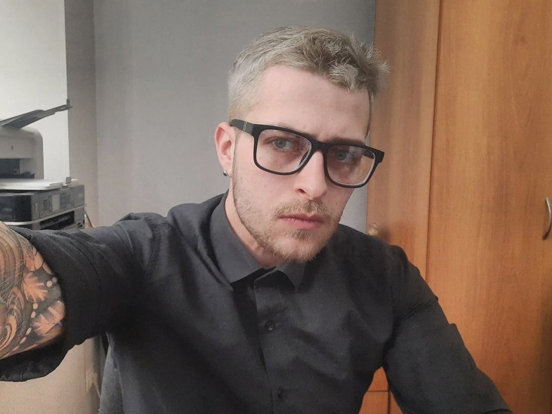 Мужчины во Владимире бывают разные: синие, белые, красные. В тренде последнего времени – окрашенные волосы у представителей сильного пола. В нашем городе такие тоже имеются. Кто и почему решается сменить имидж и теперь ходит с цветной головой?