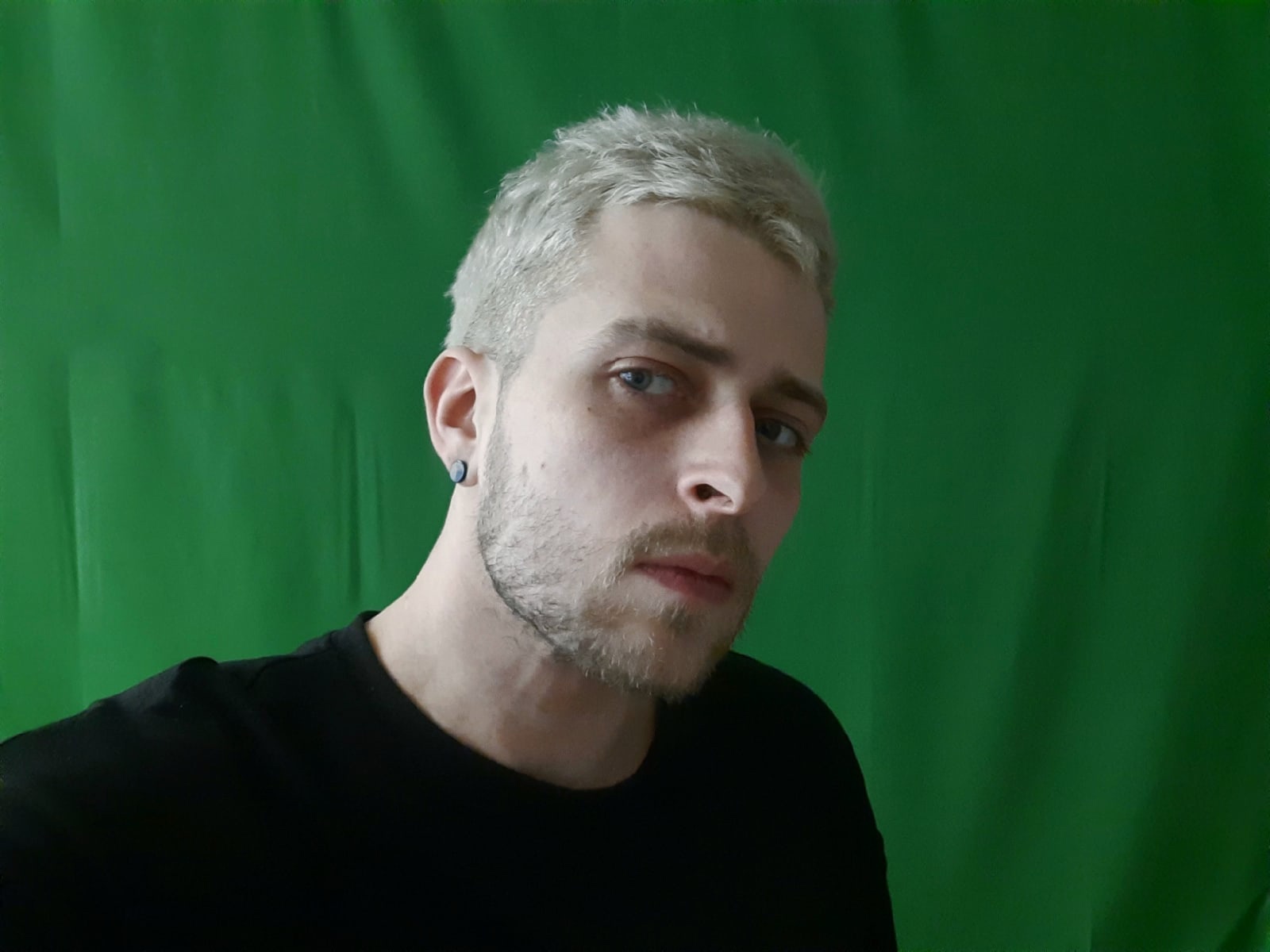 Мужчины во Владимире бывают разные: синие, белые, красные. В тренде последнего времени – окрашенные волосы у представителей сильного пола. В нашем городе такие тоже имеются. Кто и почему решается сменить имидж и теперь ходит с цветной головой?