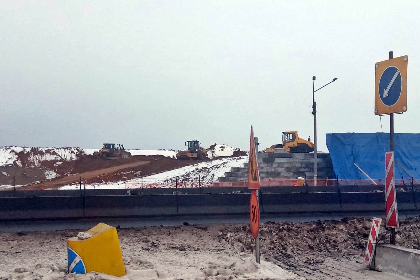 Платная автодорога М-12 может частично разгрузить движение по Южному объезду Владимира уже в этом году. Строительство автобана идет полным ходом. Но это лишь одна новость из нашего перечня. Есть и другие. Например, проездные все-таки подорожают. Но хотя бы не так сильно, как ожидалось.