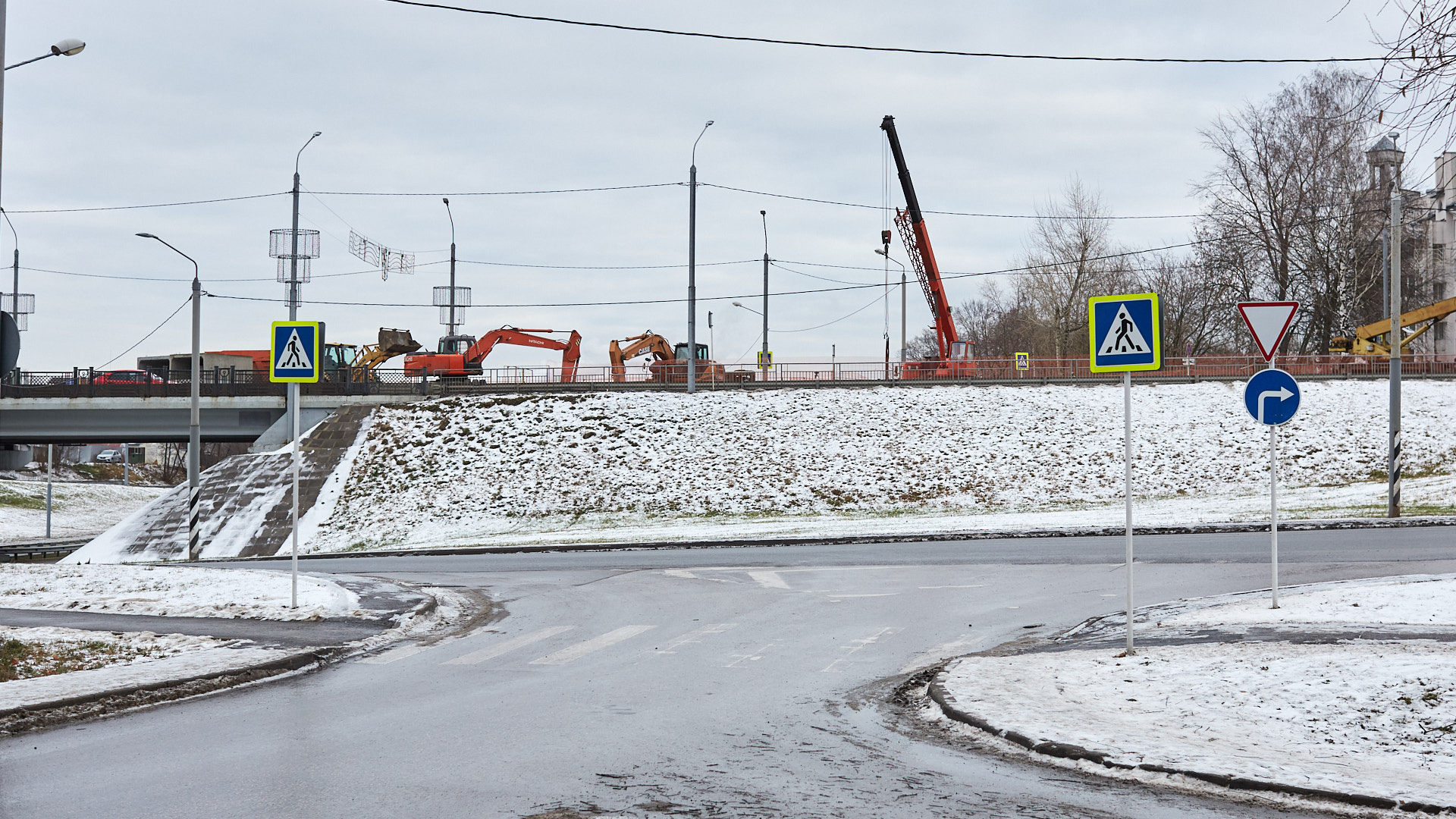Платная автодорога М-12 может частично разгрузить движение по Южному объезду Владимира уже в этом году. Строительство автобана идет полным ходом. Но это лишь одна новость из нашего перечня. Есть и другие. Например, проездные все-таки подорожают. Но хотя бы не так сильно, как ожидалось.