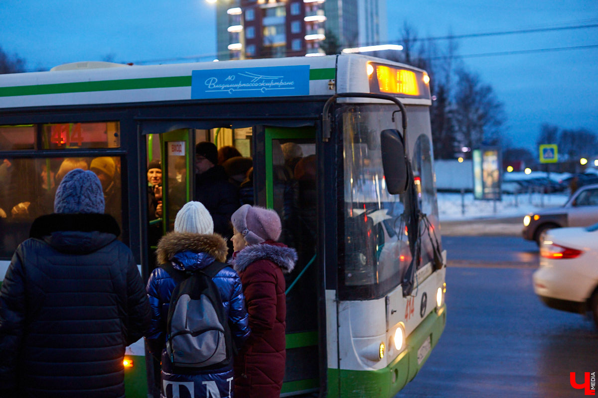 Платная автодорога М-12 может частично разгрузить движение по Южному объезду Владимира уже в этом году. Строительство автобана идет полным ходом. Но это лишь одна новость из нашего перечня. Есть и другие. Например, проездные все-таки подорожают. Но хотя бы не так сильно, как ожидалось.