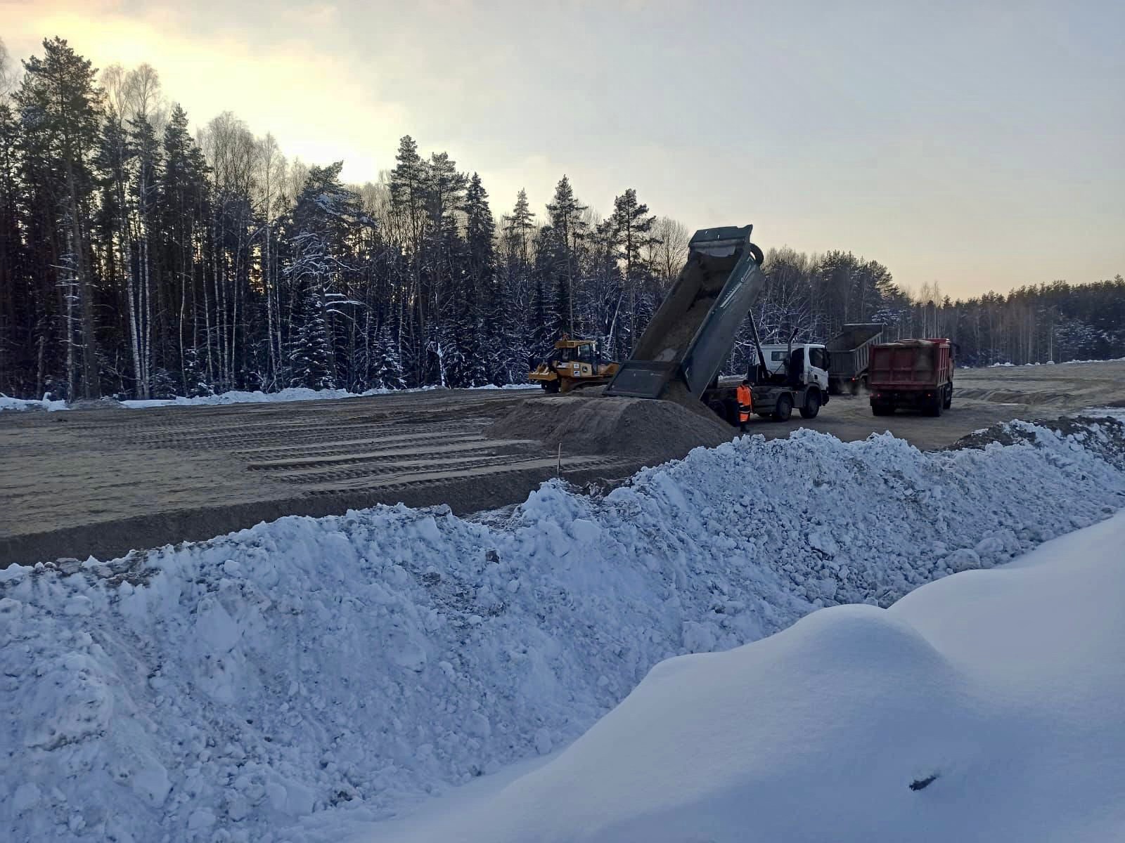 Платная автодорога М-12 может частично разгрузить движение по Южному объезду Владимира уже в этом году. Строительство автобана идет полным ходом. Но это лишь одна новость из нашего перечня. Есть и другие. Например, проездные все-таки подорожают. Но хотя бы не так сильно, как ожидалось.