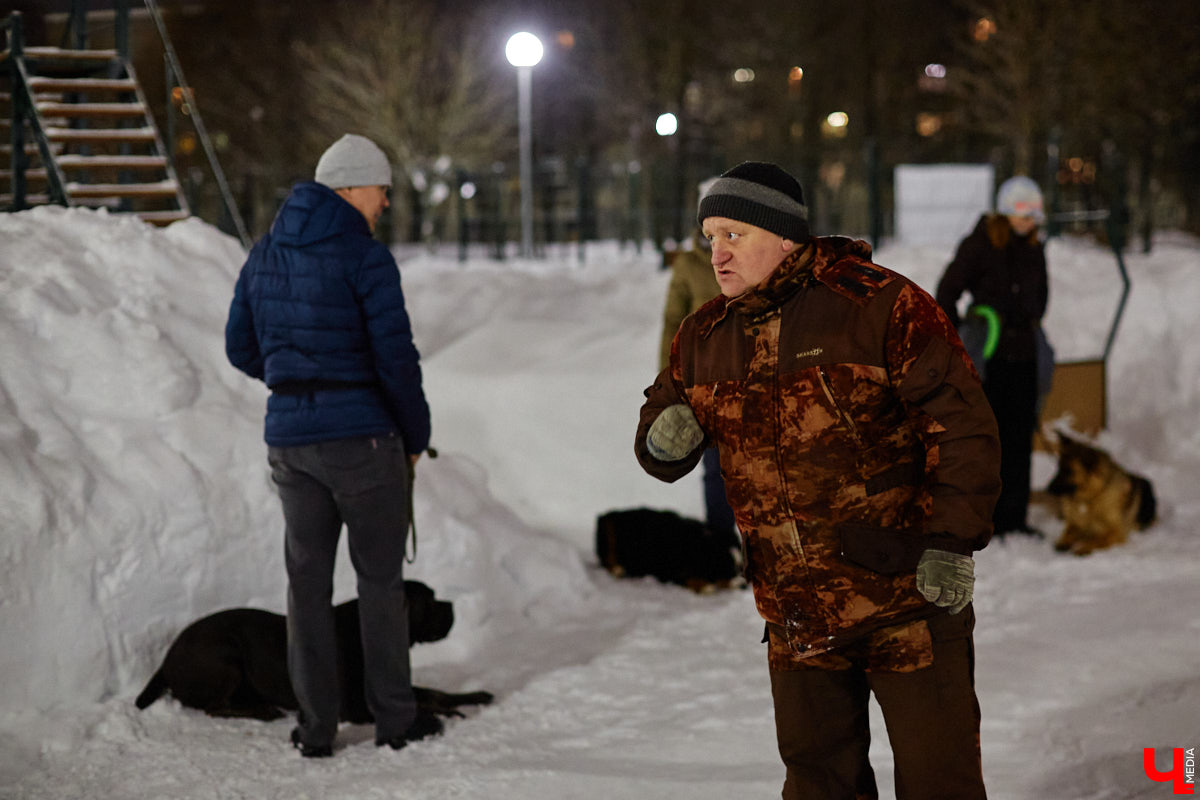 По вечерам на территории дог-парка «Добросельского» встречаются более 10 ушастых-хвостатых и на протяжении нескольких часов под руководством опытных кинологов выполняют упражнения. Как и когда попасть на занятия? Зачем нужна собачья школа? Обо всем в материале!