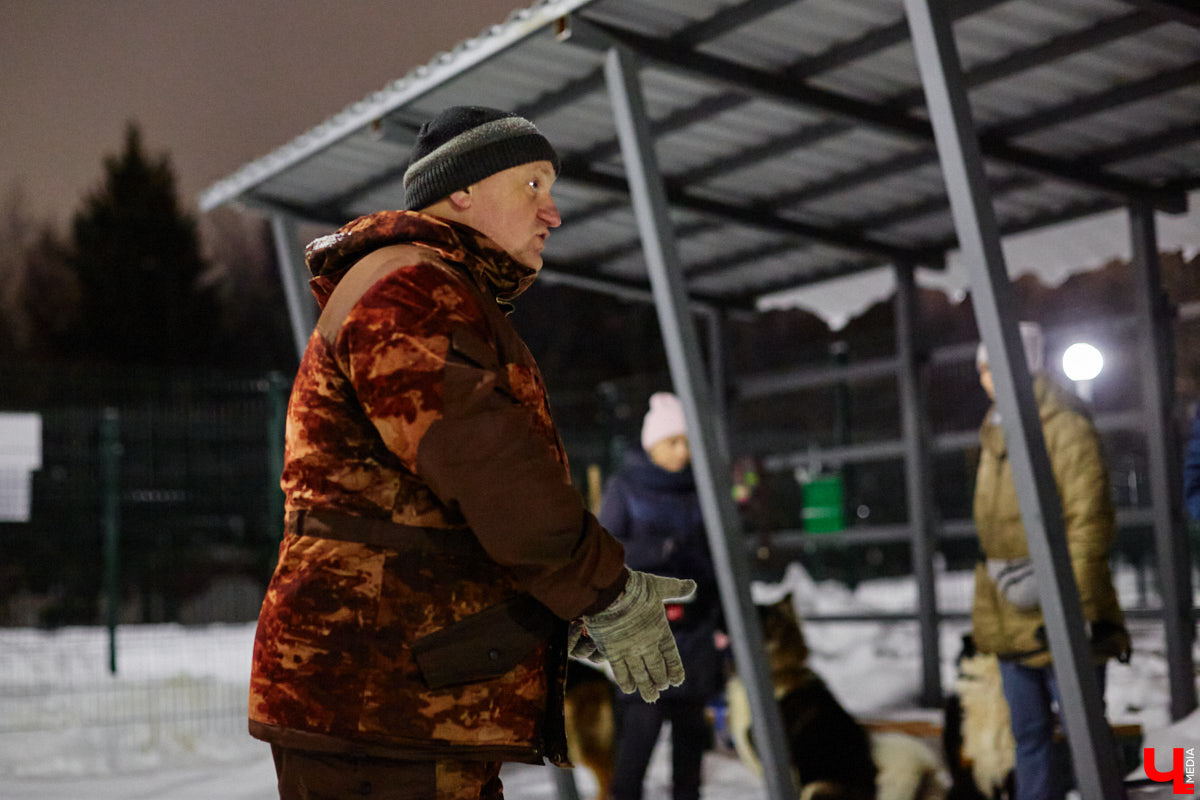 По вечерам на территории дог-парка «Добросельского» встречаются более 10 ушастых-хвостатых и на протяжении нескольких часов под руководством опытных кинологов выполняют упражнения. Как и когда попасть на занятия? Зачем нужна собачья школа? Обо всем в материале!