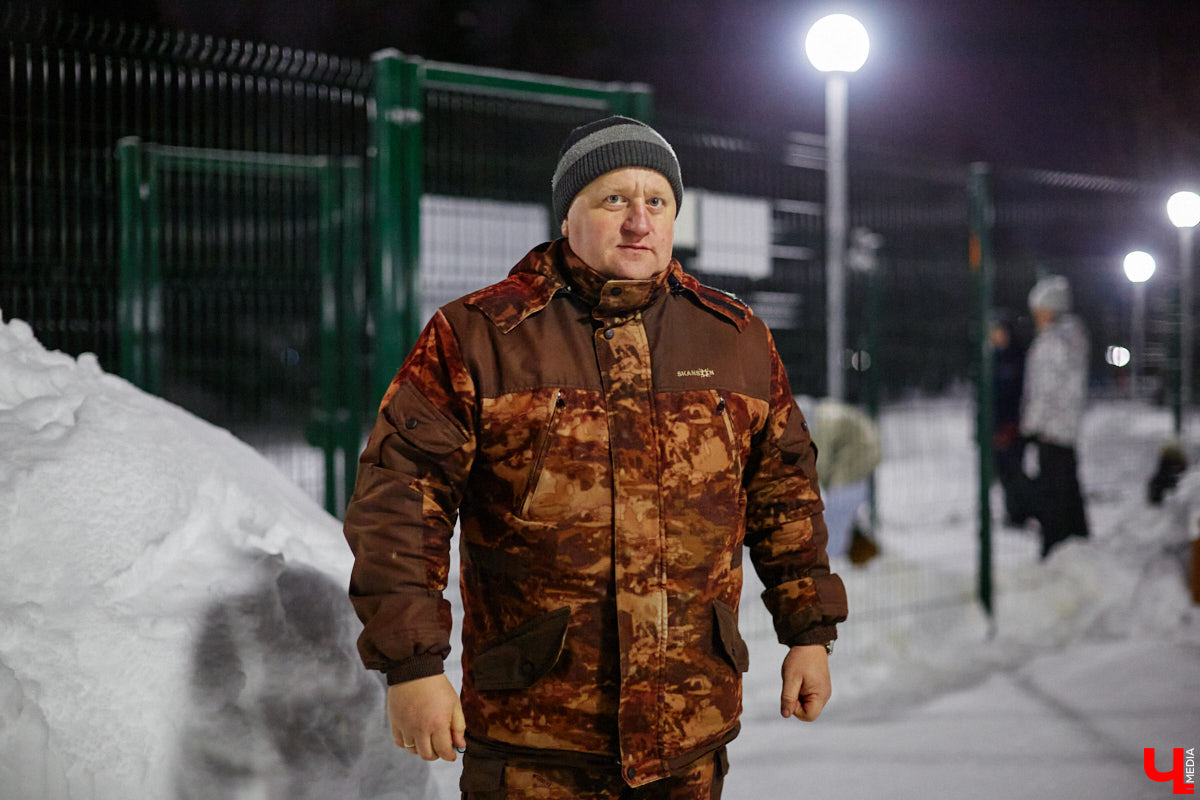 По вечерам на территории дог-парка «Добросельского» встречаются более 10 ушастых-хвостатых и на протяжении нескольких часов под руководством опытных кинологов выполняют упражнения. Как и когда попасть на занятия? Зачем нужна собачья школа? Обо всем в материале!