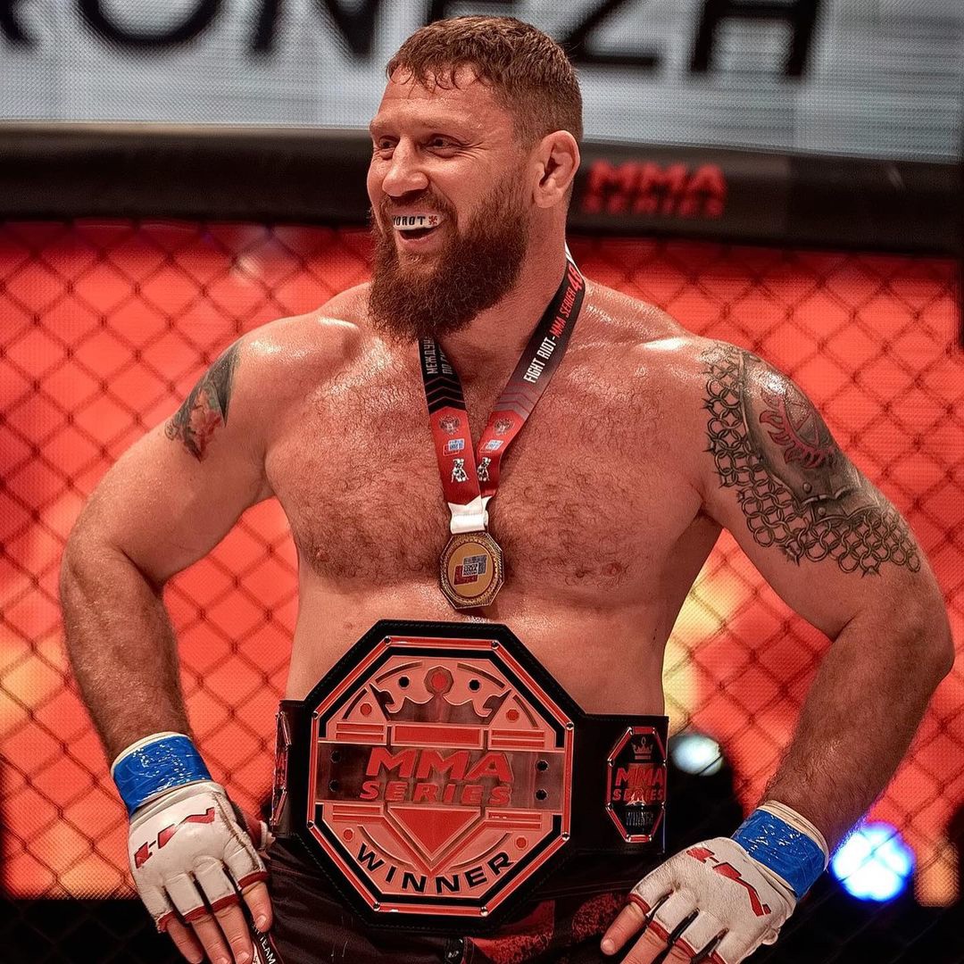 Отличные новости из мира спорта: обладателем бронзового пояса победителя серии ММА стал наш спортсмен. Грандиозный успех на счету Сергея Дьяконова из Мурома. Он отправил своего бразильского соперника в нокаут еще в первом раунде!