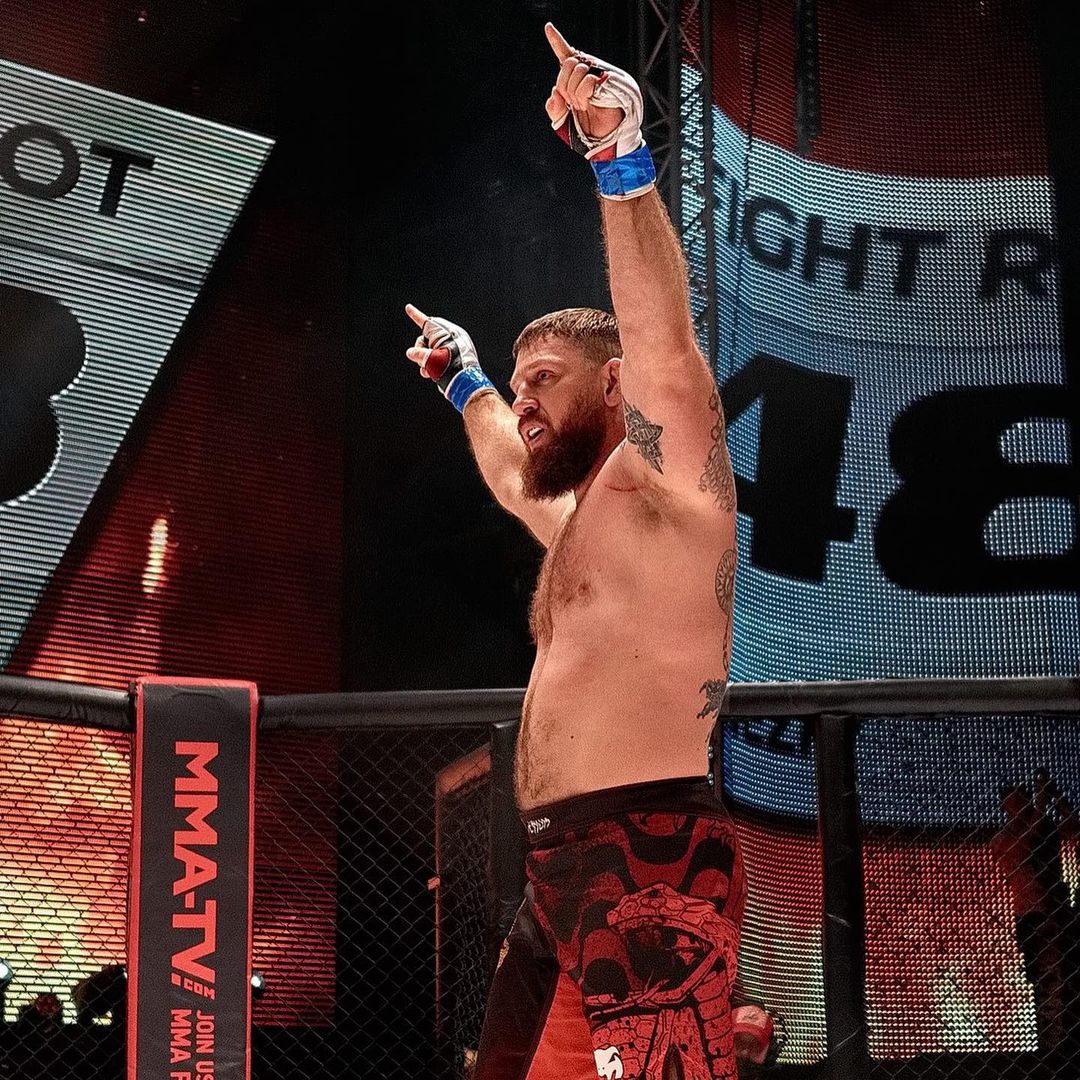 Отличные новости из мира спорта: обладателем бронзового пояса победителя серии ММА стал наш спортсмен. Грандиозный успех на счету Сергея Дьяконова из Мурома. Он отправил своего бразильского соперника в нокаут еще в первом раунде!