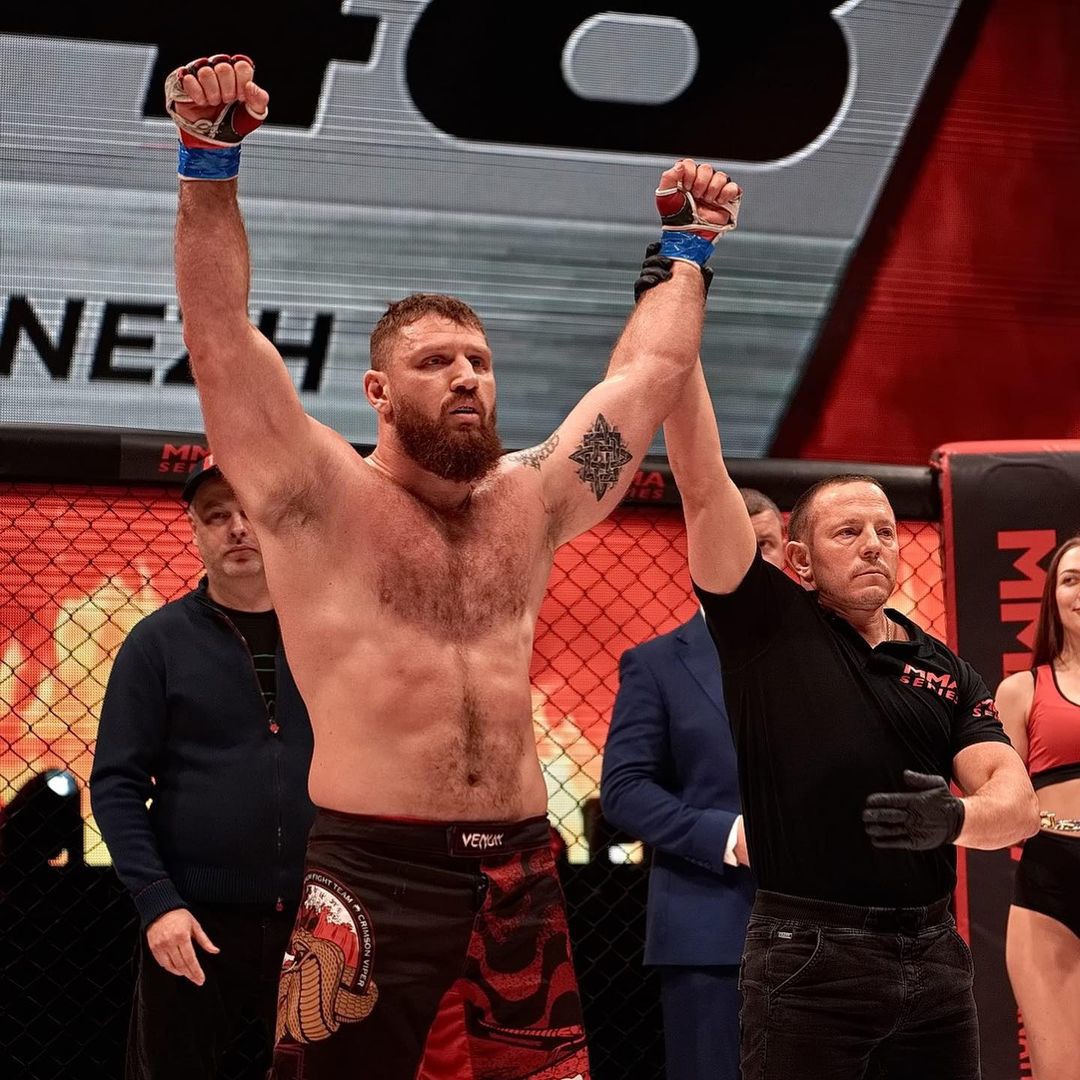 Отличные новости из мира спорта: обладателем бронзового пояса победителя серии ММА стал наш спортсмен. Грандиозный успех на счету Сергея Дьяконова из Мурома. Он отправил своего бразильского соперника в нокаут еще в первом раунде!