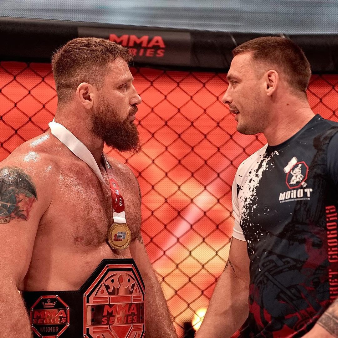 Отличные новости из мира спорта: обладателем бронзового пояса победителя серии ММА стал наш спортсмен. Грандиозный успех на счету Сергея Дьяконова из Мурома. Он отправил своего бразильского соперника в нокаут еще в первом раунде!