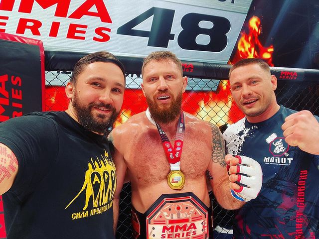 Отличные новости из мира спорта: обладателем бронзового пояса победителя серии ММА стал наш спортсмен. Грандиозный успех на счету Сергея Дьяконова из Мурома. Он отправил своего бразильского соперника в нокаут еще в первом раунде!