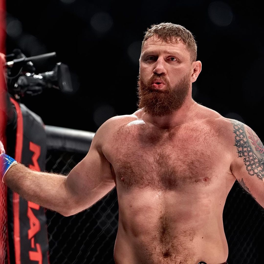 Отличные новости из мира спорта: обладателем бронзового пояса победителя серии ММА стал наш спортсмен. Грандиозный успех на счету Сергея Дьяконова из Мурома. Он отправил своего бразильского соперника в нокаут еще в первом раунде!