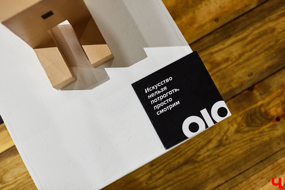 Экспозиция про дуализм любви, секс и внутренние переживания одновременно. За графические работы про чувственное восприятие себя в ответе художник Дмитрий Лисицын, а в центре выставочной залы «Флигеля» яркие деревянные скульптуры смелого американца Евгения Кравцова… Осторожно, 18+!