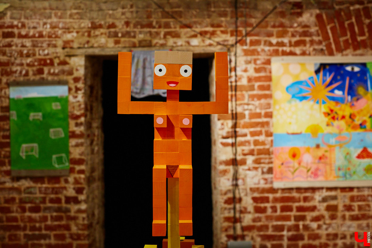 Экспозиция про дуализм любви, секс и внутренние переживания одновременно. За графические работы про чувственное восприятие себя в ответе художник Дмитрий Лисицын, а в центре выставочной залы «Флигеля» яркие деревянные скульптуры смелого американца Евгения Кравцова… Осторожно, 18+!