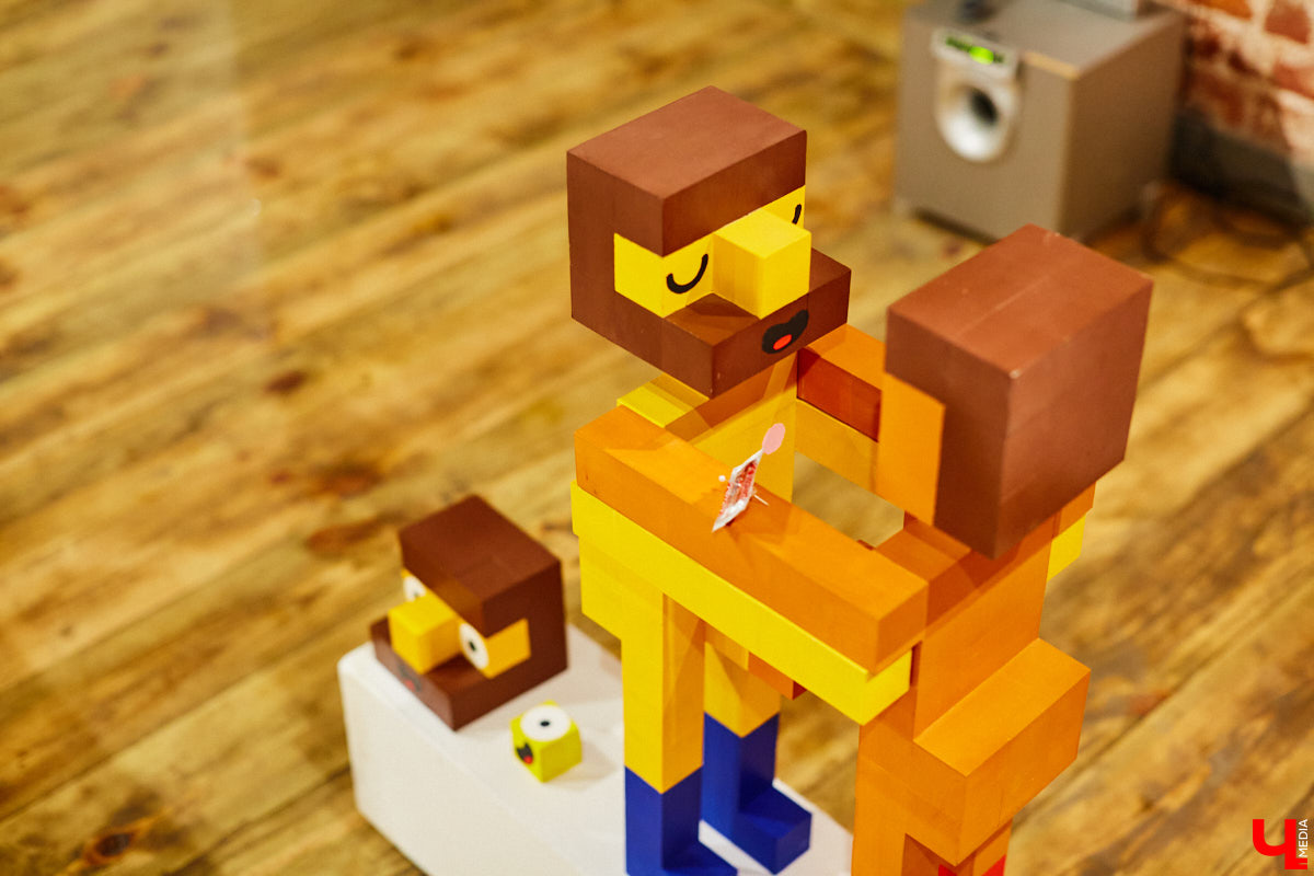 Экспозиция про дуализм любви, секс и внутренние переживания одновременно. За графические работы про чувственное восприятие себя в ответе художник Дмитрий Лисицын, а в центре выставочной залы «Флигеля» яркие деревянные скульптуры смелого американца Евгения Кравцова… Осторожно, 18+!