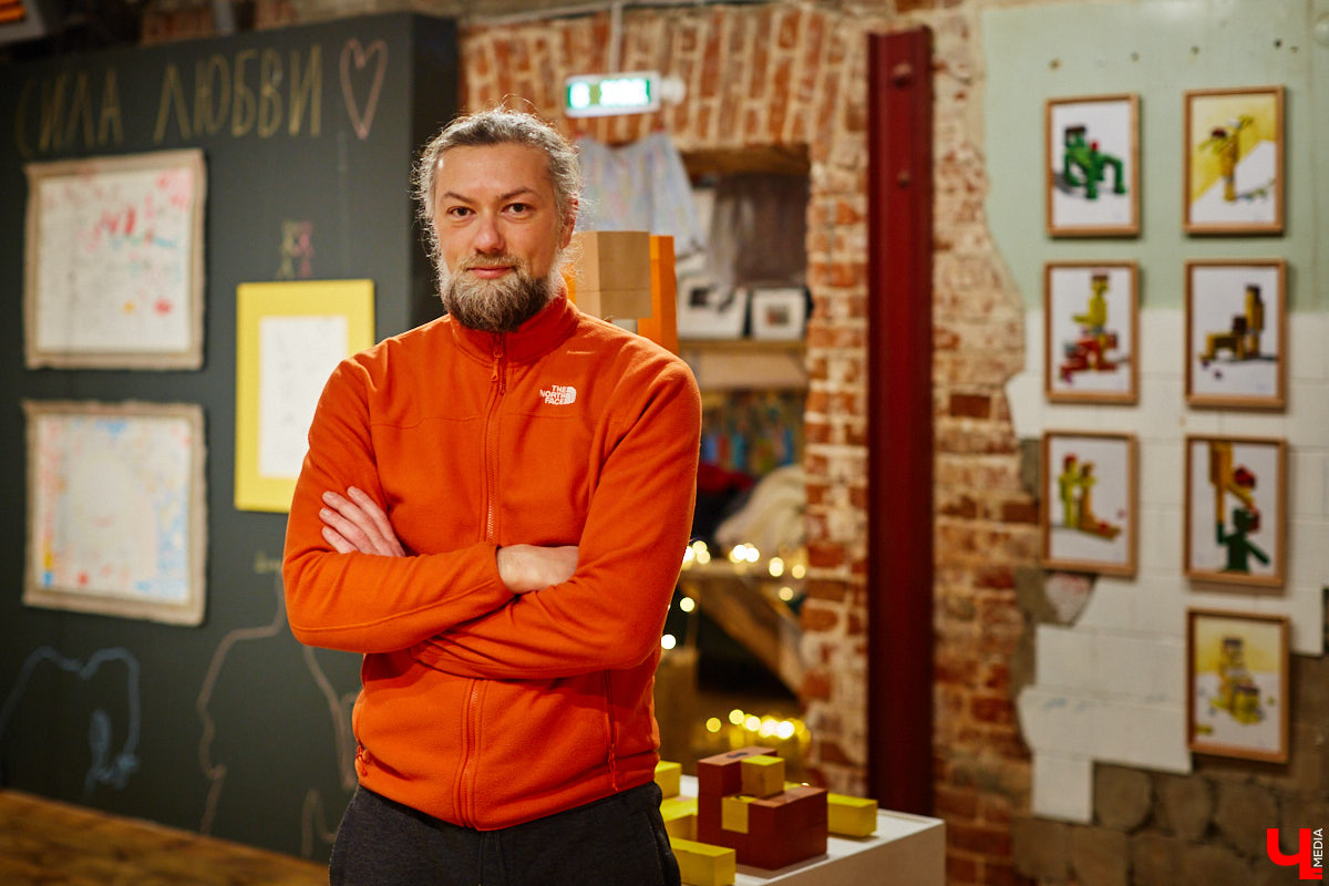 Экспозиция про дуализм любви, секс и внутренние переживания одновременно. За графические работы про чувственное восприятие себя в ответе художник Дмитрий Лисицын, а в центре выставочной залы «Флигеля» яркие деревянные скульптуры смелого американца Евгения Кравцова… Осторожно, 18+!