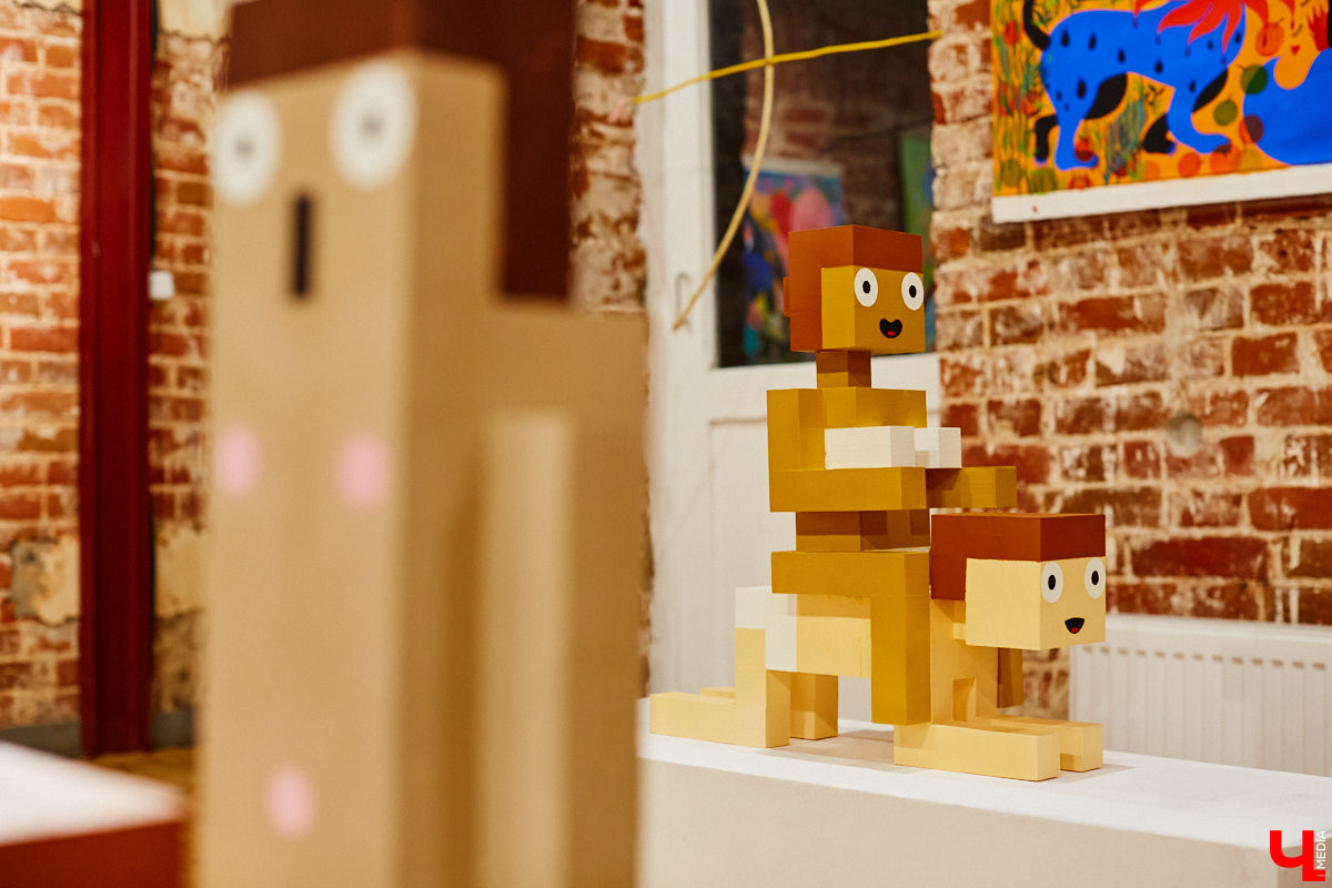 Экспозиция про дуализм любви, секс и внутренние переживания одновременно. За графические работы про чувственное восприятие себя в ответе художник Дмитрий Лисицын, а в центре выставочной залы «Флигеля» яркие деревянные скульптуры смелого американца Евгения Кравцова… Осторожно, 18+!