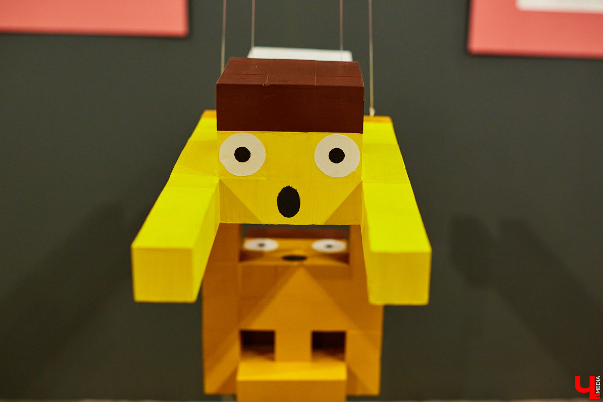 Экспозиция про дуализм любви, секс и внутренние переживания одновременно. За графические работы про чувственное восприятие себя в ответе художник Дмитрий Лисицын, а в центре выставочной залы «Флигеля» яркие деревянные скульптуры смелого американца Евгения Кравцова… Осторожно, 18+!