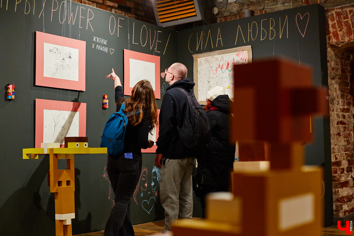 Экспозиция про дуализм любви, секс и внутренние переживания одновременно. За графические работы про чувственное восприятие себя в ответе художник Дмитрий Лисицын, а в центре выставочной залы «Флигеля» яркие деревянные скульптуры смелого американца Евгения Кравцова… Осторожно, 18+!