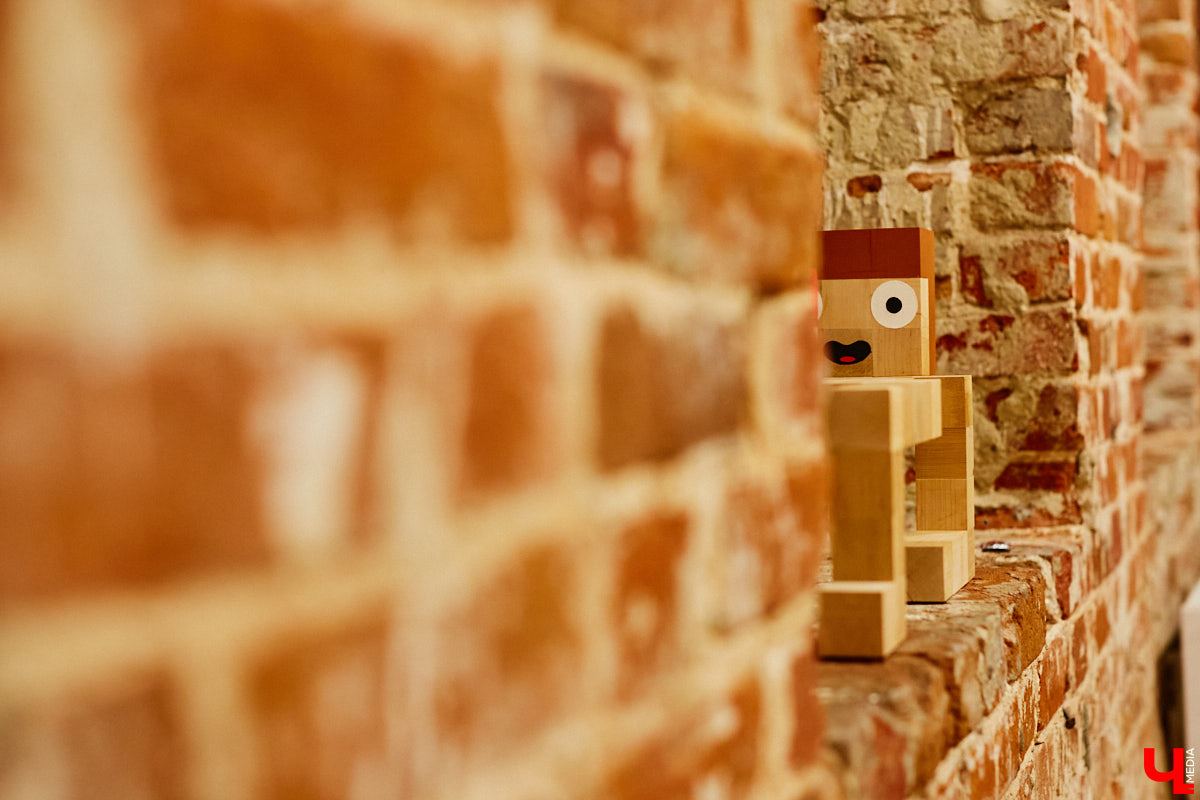 Экспозиция про дуализм любви, секс и внутренние переживания одновременно. За графические работы про чувственное восприятие себя в ответе художник Дмитрий Лисицын, а в центре выставочной залы «Флигеля» яркие деревянные скульптуры смелого американца Евгения Кравцова… Осторожно, 18+!