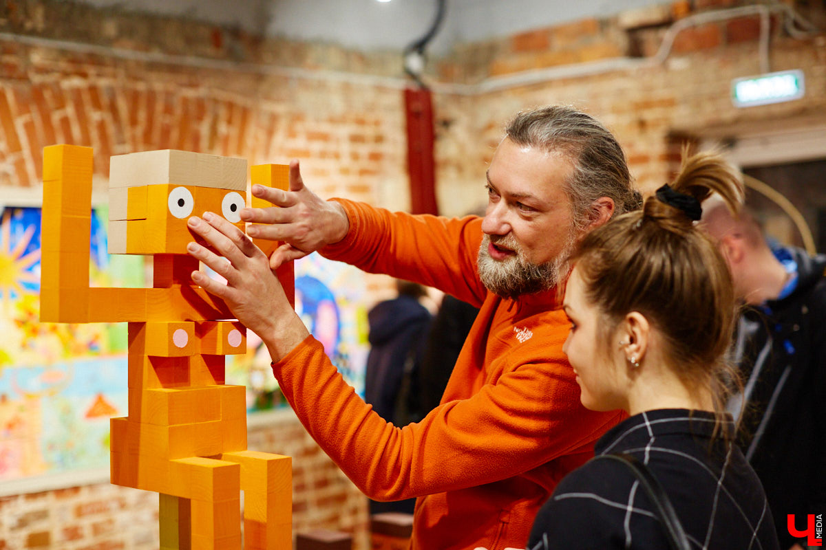 Экспозиция про дуализм любви, секс и внутренние переживания одновременно. За графические работы про чувственное восприятие себя в ответе художник Дмитрий Лисицын, а в центре выставочной залы «Флигеля» яркие деревянные скульптуры смелого американца Евгения Кравцова… Осторожно, 18+!