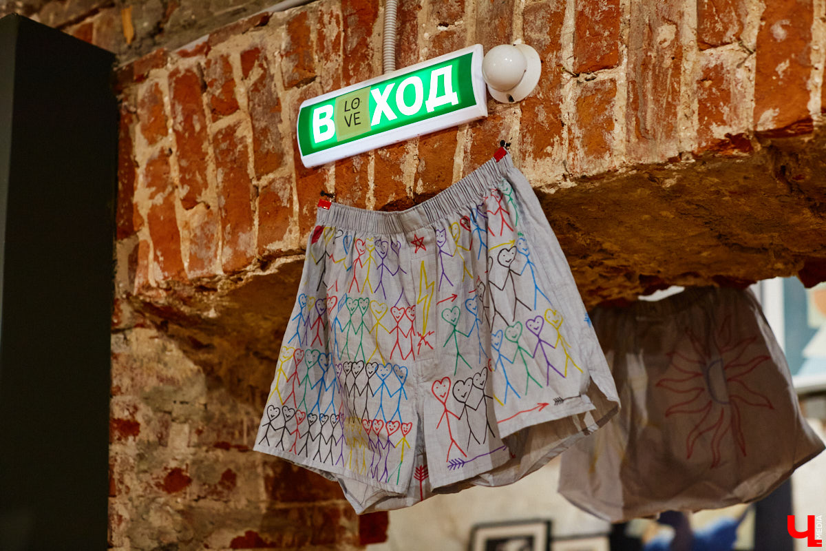 Экспозиция про дуализм любви, секс и внутренние переживания одновременно. За графические работы про чувственное восприятие себя в ответе художник Дмитрий Лисицын, а в центре выставочной залы «Флигеля» яркие деревянные скульптуры смелого американца Евгения Кравцова… Осторожно, 18+!