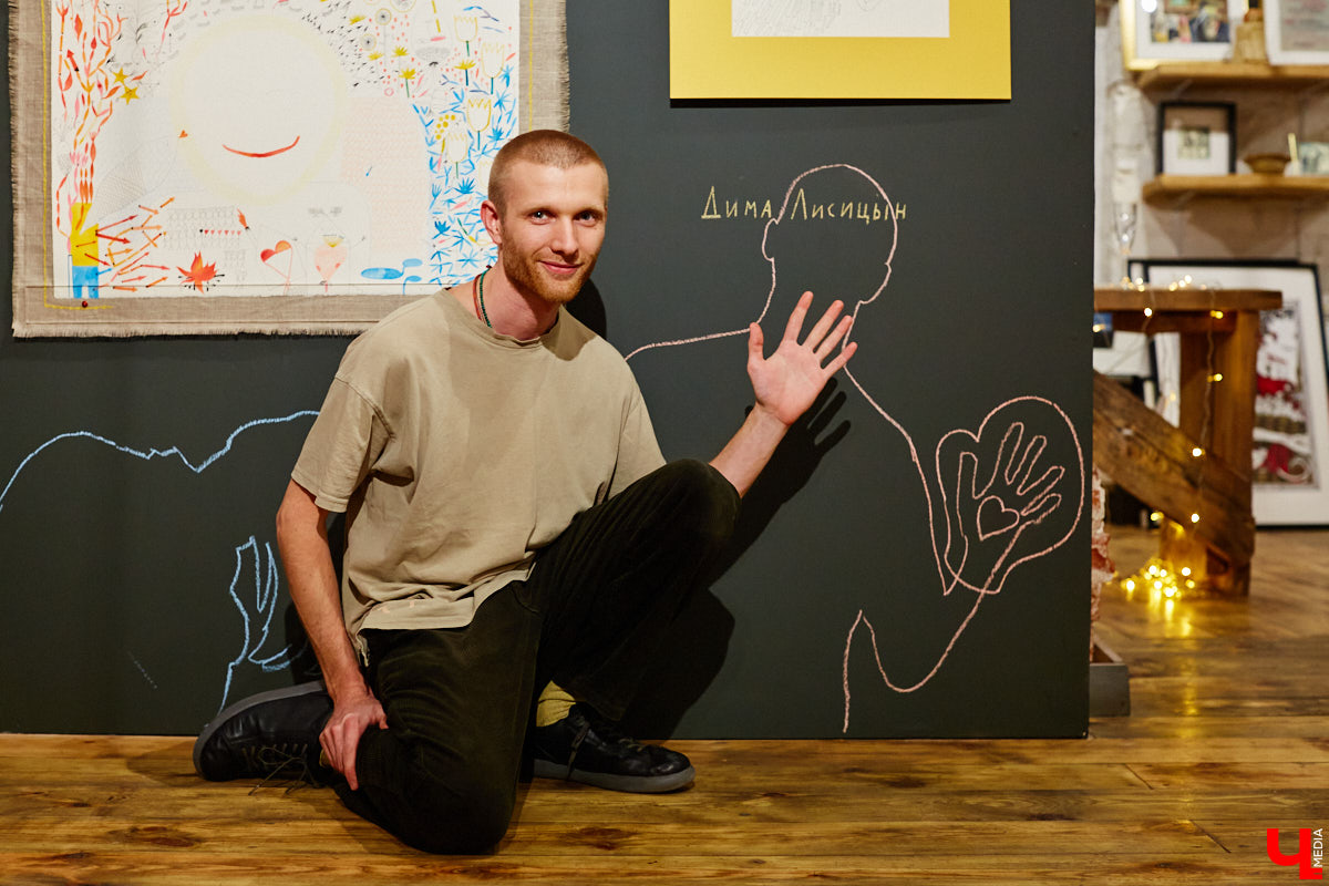 Экспозиция про дуализм любви, секс и внутренние переживания одновременно. За графические работы про чувственное восприятие себя в ответе художник Дмитрий Лисицын, а в центре выставочной залы «Флигеля» яркие деревянные скульптуры смелого американца Евгения Кравцова… Осторожно, 18+!