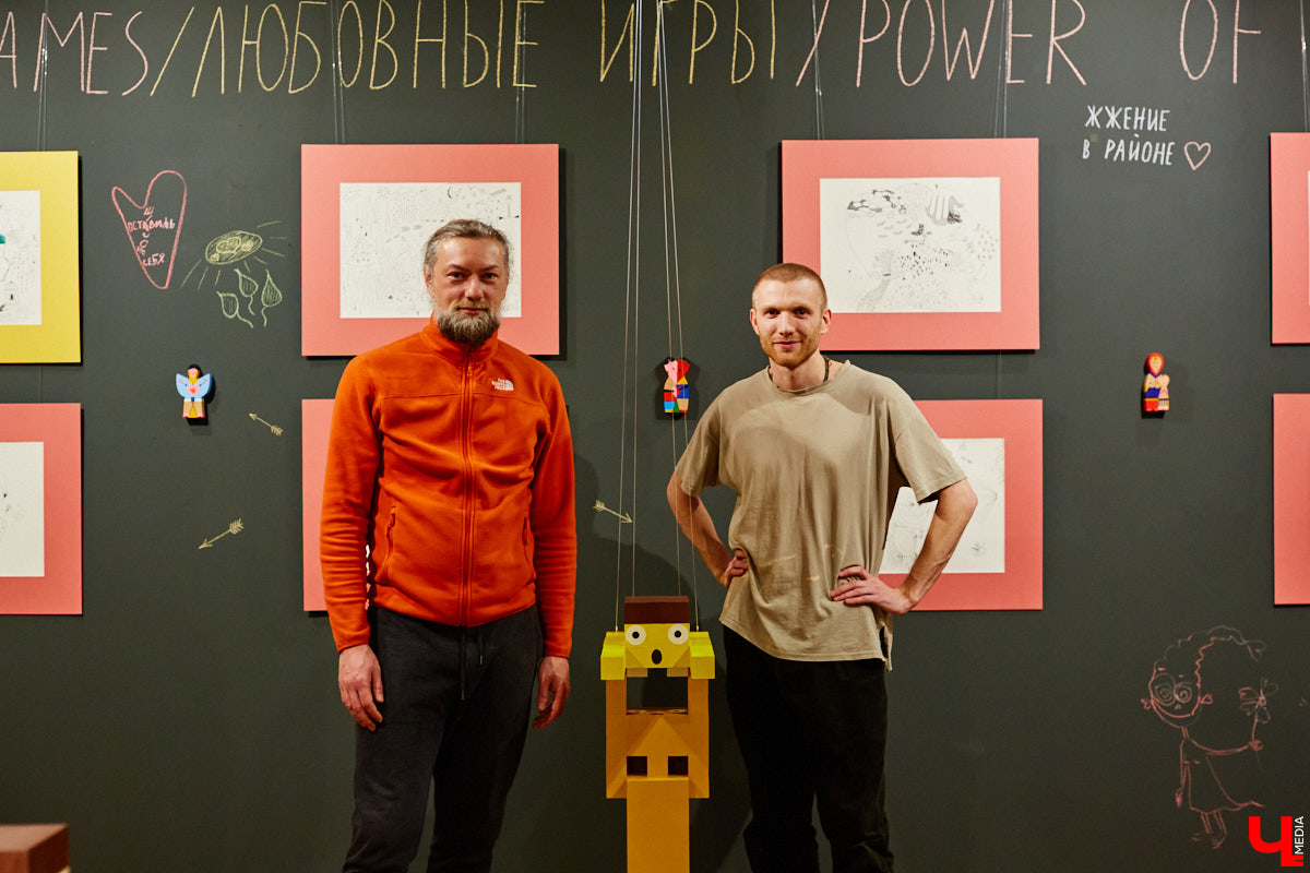 Экспозиция про дуализм любви, секс и внутренние переживания одновременно. За графические работы про чувственное восприятие себя в ответе художник Дмитрий Лисицын, а в центре выставочной залы «Флигеля» яркие деревянные скульптуры смелого американца Евгения Кравцова… Осторожно, 18+!