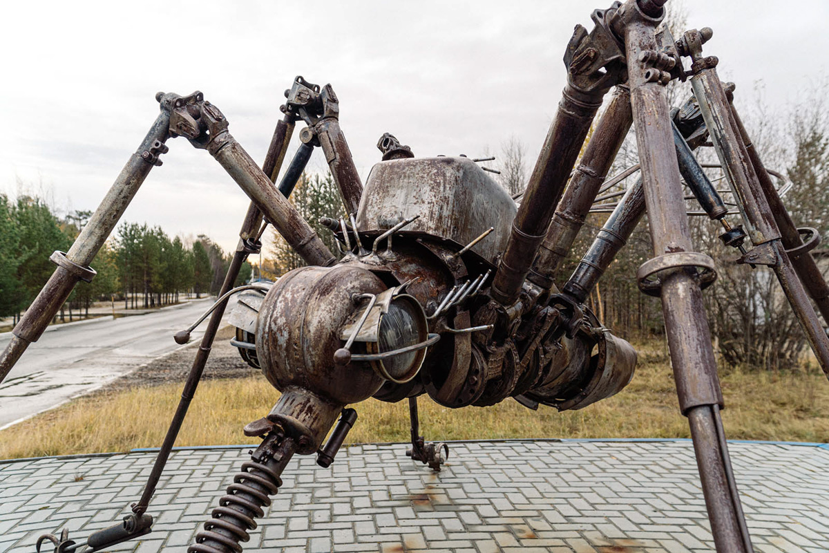 Сервис поездок и путешествий Туту.ру составил онлайн-энциклопедию авторских достопримечательностей. В числе лучших работ — грузовики из города оружейников. Они расположились на территории дошкольного учреждения Коврова. Автор проекта — Василий Лютницкий.